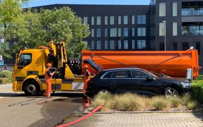 Brandende elektrische auto's moeten in een dompelbak