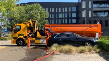 Brandende elektrische auto's moeten in een dompelbak