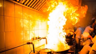 Gebruik nooit water bij olie en of vetbranden