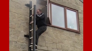 Vluchtladder aan de muur als een regenpijp