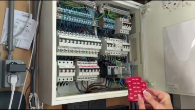 Automatische meterkastblusser plaatsen